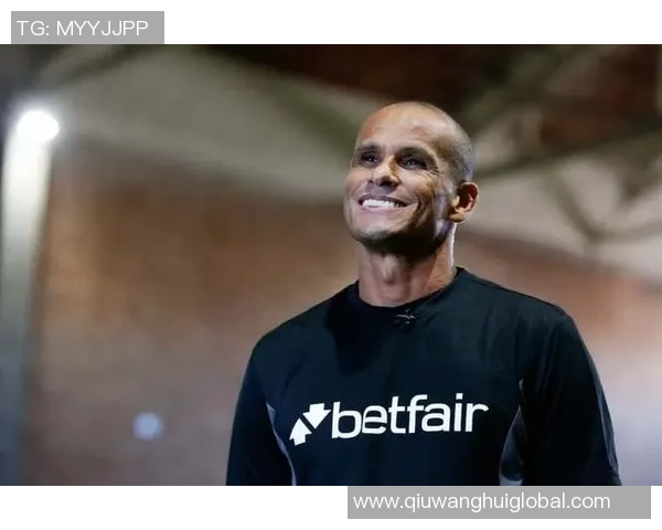 内马尔向里瓦尔多赠送签名球衣并晒合影表达对偶像的敬意