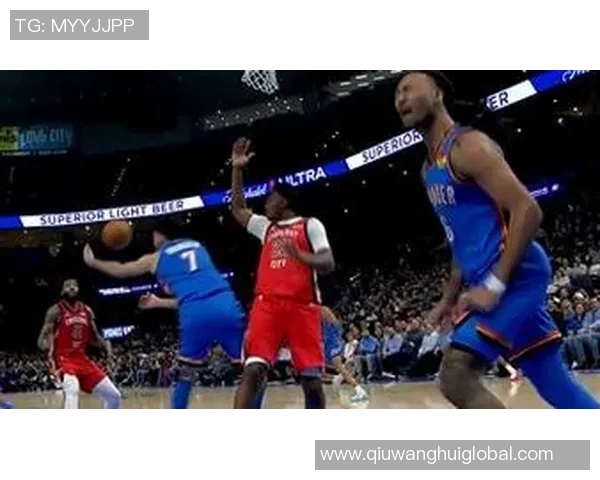 小南斯篮下强势进攻旱地拔葱单臂暴扣展现霸主风范 小南斯篮下强势进攻旱地拔葱单臂暴扣展现霸主风范